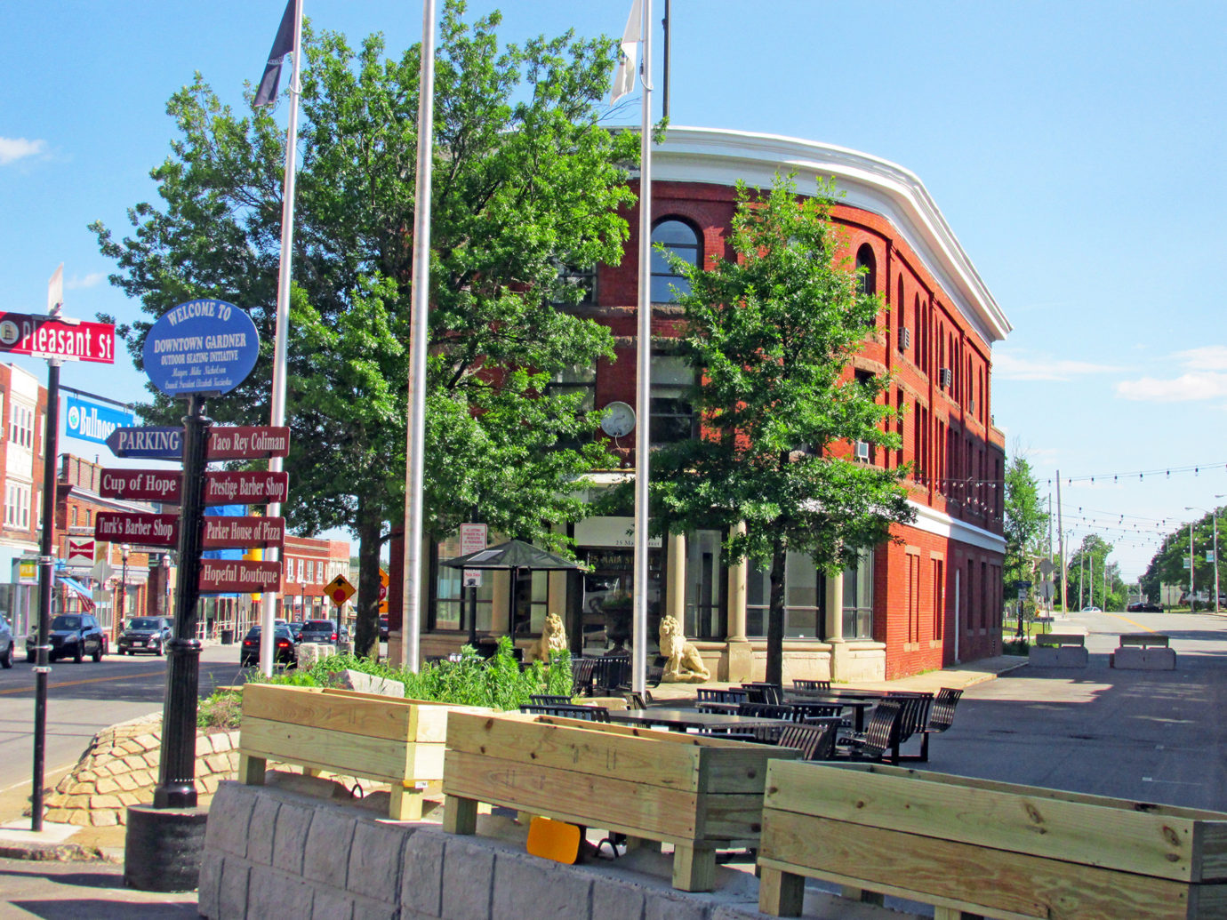 Exterior 25 Main Street, Gardner MA and outdoor dining